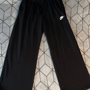 Women’s Nike Black Wide Leg Pants Relaxed  Fit with pockets